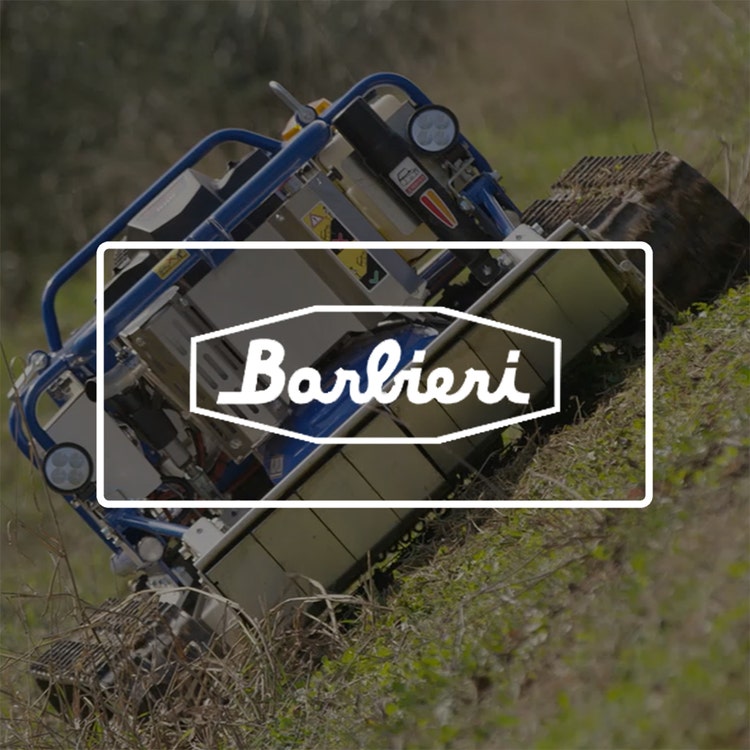 Ferngesteuerte Mulchraupe von Barbieri, darüber liegt das Barbieri Logo
