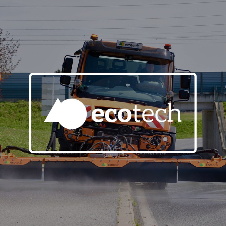 Grünflächenmaschine von ecotech mit Logo von ecotech
