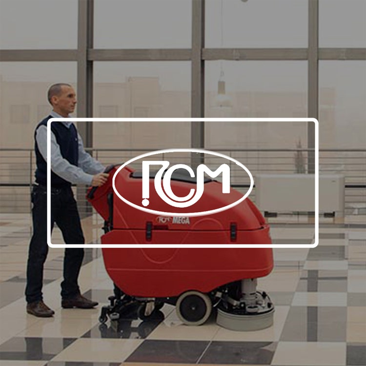 Mann fährt Reinigungsgerät von RCM, darüber ist das Logo von RCM