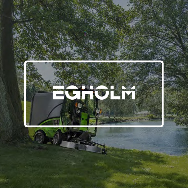 bild eines Egholm Geräteträgers bei der Grünflächenpflege, darüber liegt das Logo von Egholm