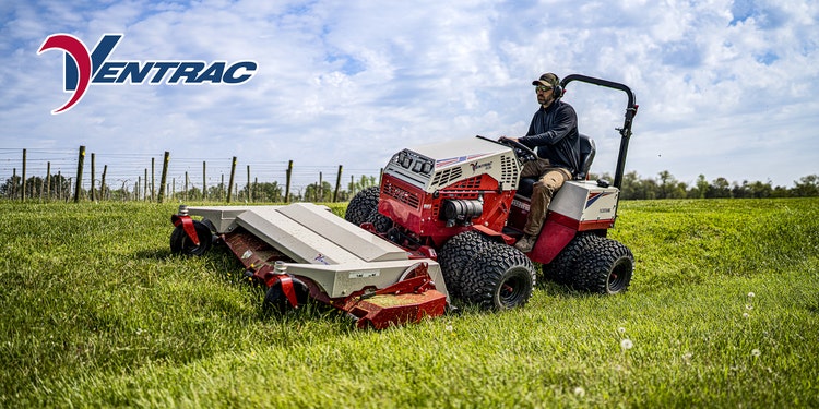 Bild von einem Mann, der auf einem Ventrac Mäher sitzt und eine Böschung mäht