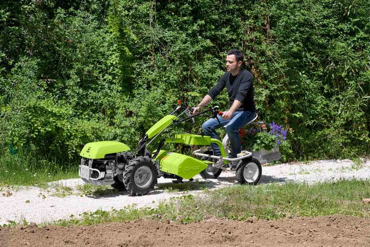 Mann sitzt auf Grillo G 55 Einachser