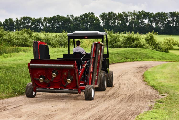 Toro Groundsmaster 1200 bei der Fahrt zum Feld