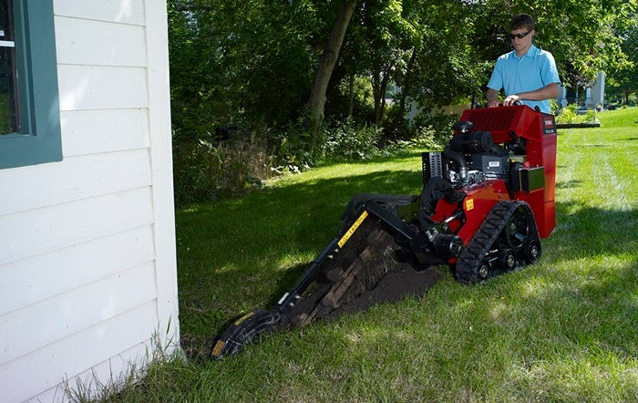 Mann arbeitet mit Toro TRX-300 Grabenfräse