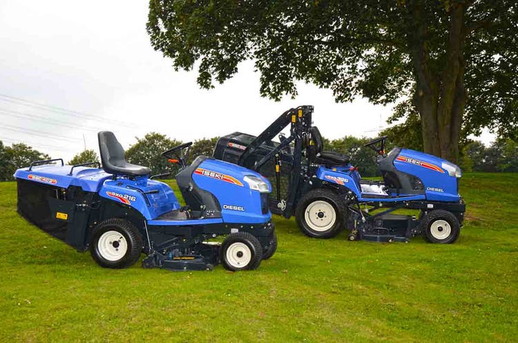 2 Iseki SXG 216+ Mähtraktor nebeneinander auf Wiese