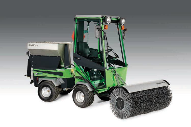 Egholm ParkRanger 2150 mit diversen Anbaugeräten