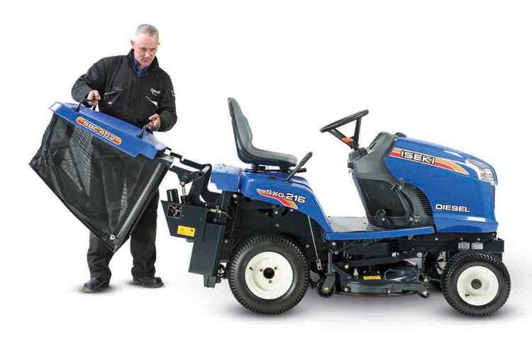Mann mit Auffangkorb von Iseki SXG 216+ Mähtraktor