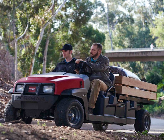 2 Männer fahren mit Toro Workman GTX