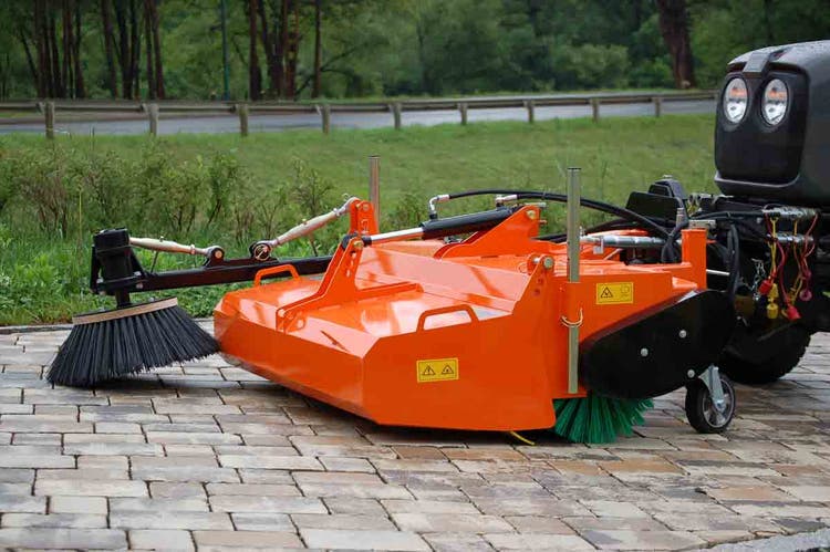 Ecotech SGK Kehrmaschine auf Pflaster im Einsatz