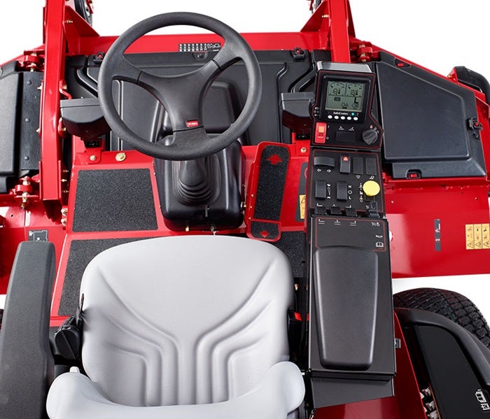 Top-Down-Perspektive auf das Cockpit eines Toro GroundsMaster 5900 / 5910