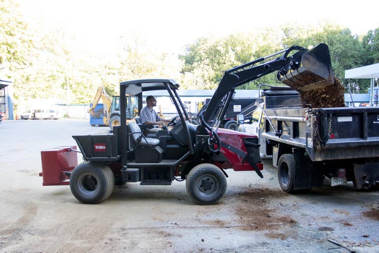 Toro Outcross 9060 Geräteträger beim Verladen