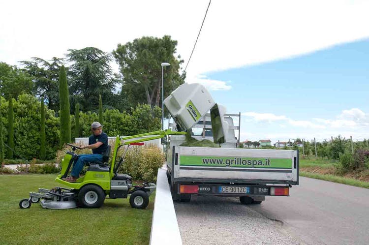 Grillo FD 450 entlädt Behälter auf Lastwagen