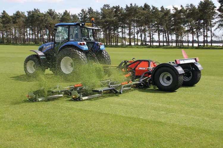 Traktor zieht Trilo R 10 Spindelmäher