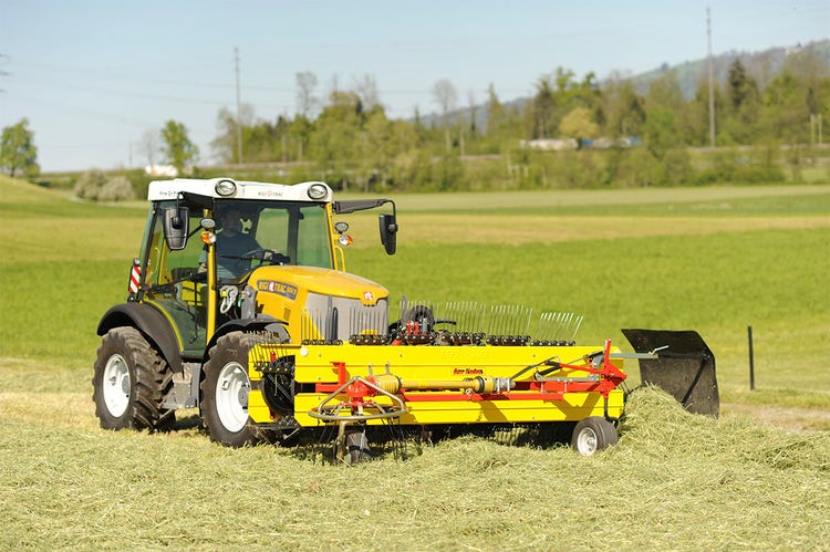 Rigitrac SKH 75/150 Traktor mit Anbaugerät auf Feld