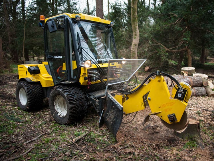 Multihog MX / MXC Geräteträger mit diversen Anbaugeräten im Wald