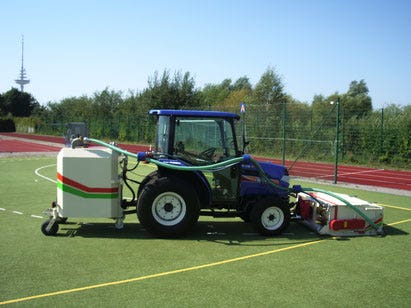 Hörger SKR 1500 Kunstrasen- und Kunststoffbahnreiniger mit Schmutzwasseraufnahme bei der Arbeit auf Sportplatz