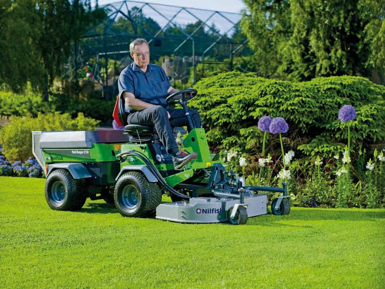 Egholm ParkRanger 2150 mit diversen Anbaugeräten auf Rasen
