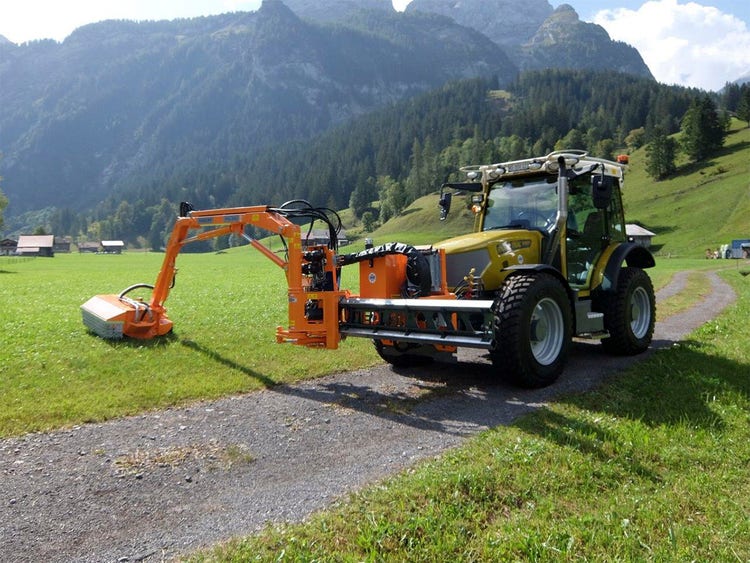 Rigitrac SKH 75/150 Traktor mit Schlegelmäher