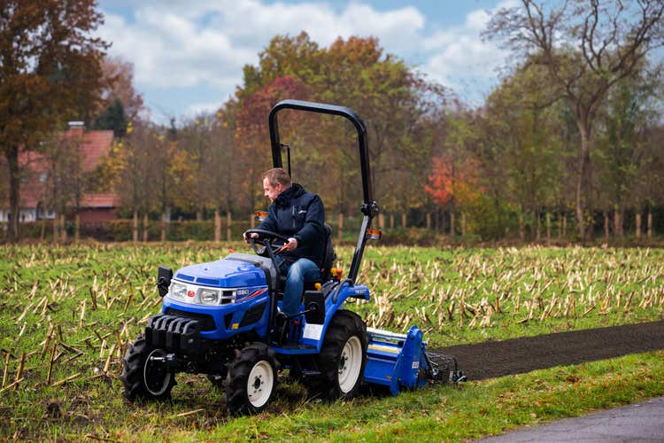 Iseki TM 3207 AHL Traktor beim Pflügen