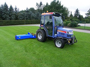 Iseki MU-C/S Mulcher fährt auf Rasen