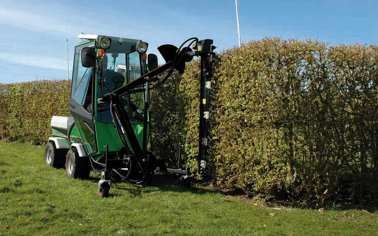 Egholm ParkRanger 2150 mit diversen Anbaugeräten beim Heckenschneiden