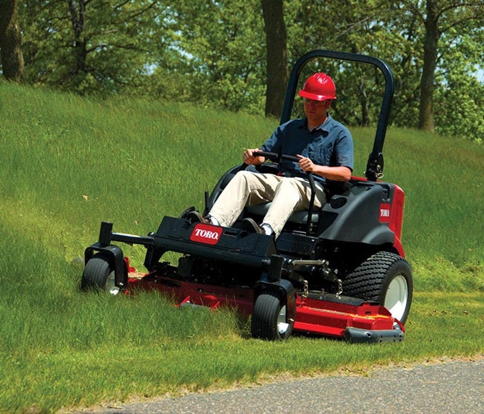 Mann mäht mit Toro GroundsMaster 7210 an Böschung