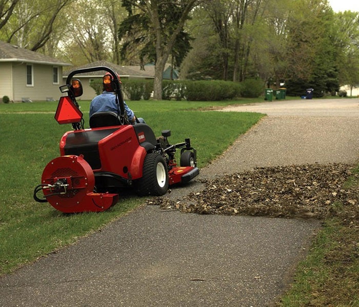 Toro GroundsMaster 7210 im Einsatz für Laub