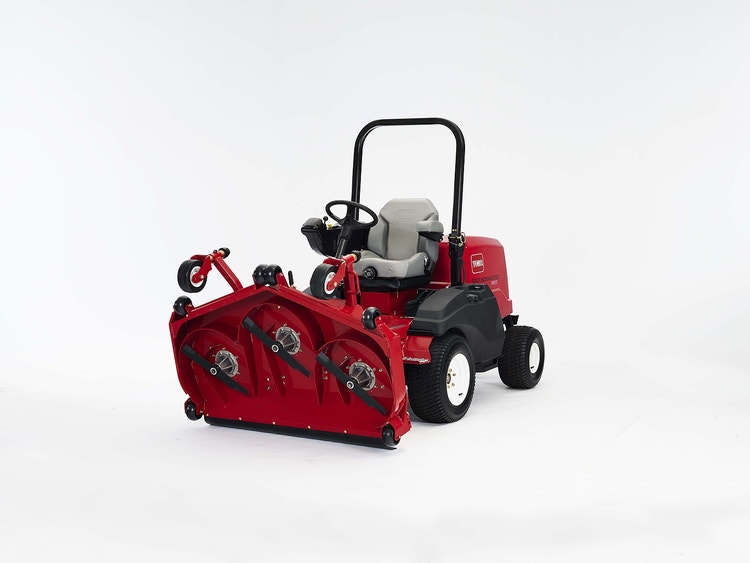 Toro GroundsMaster 3200/3300 Frontdeckmäher mit aufgestelltem Mähwerk