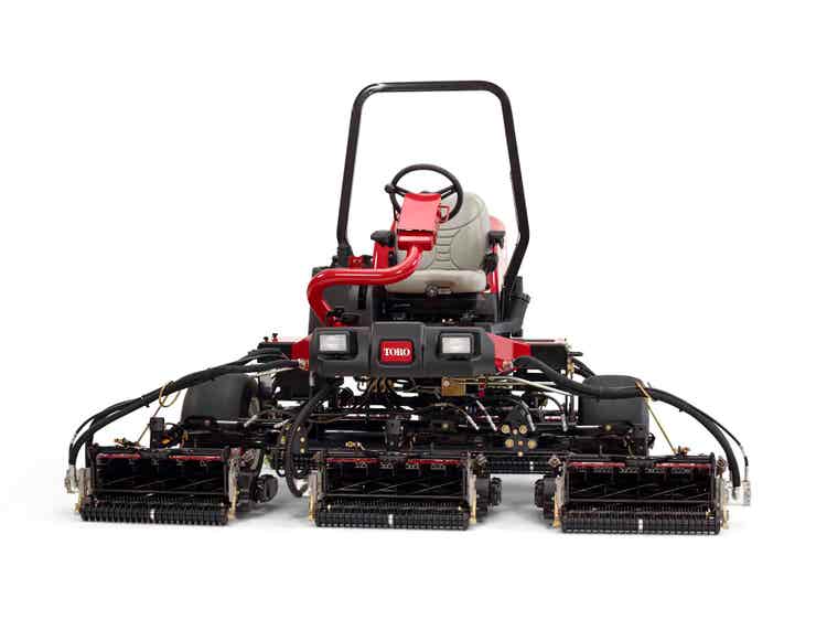 Toro Reelmaster 3575-D von vorne bei EDER-Kommunal Golfplatztechnik
