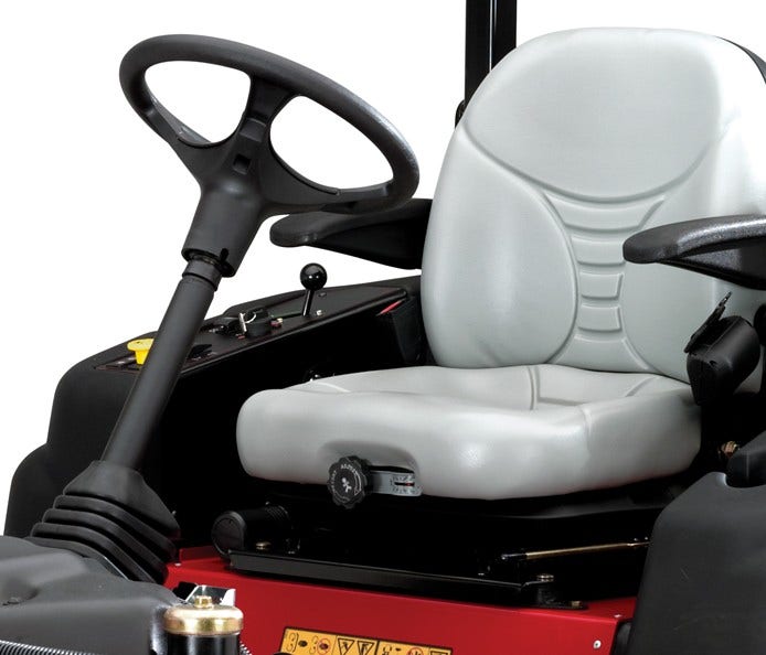 Lenkung und Sitz von Toro GroundsMaster 360