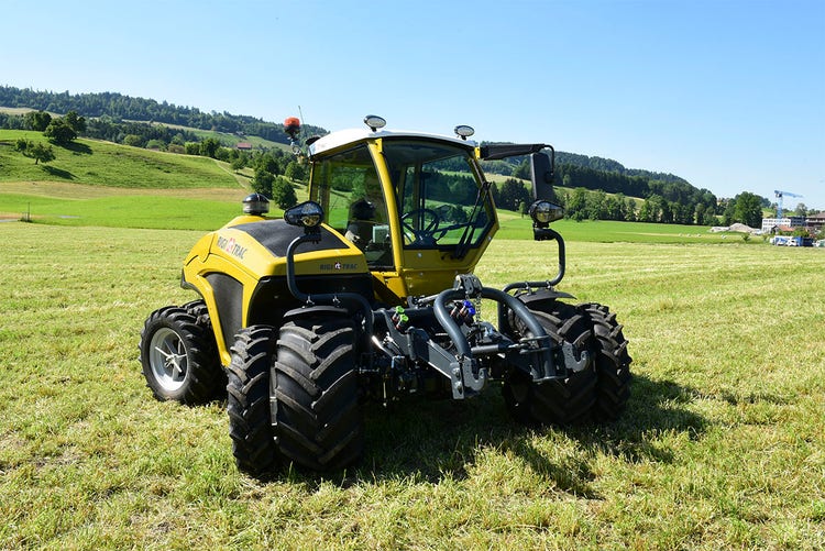 Rigitrac SKH 60 Traktor auf Wiese
