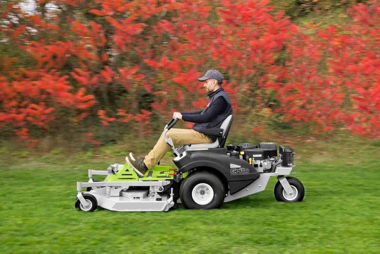 Mann fährt auf Rasen mit Grillo FX 27