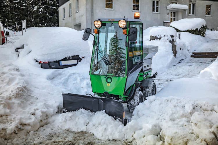 Egholm ParkRanger 2150 mit diversen Anbaugeräten im Winterdienst