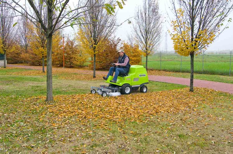 Mann sammelt Laub mit Grillo FD 280