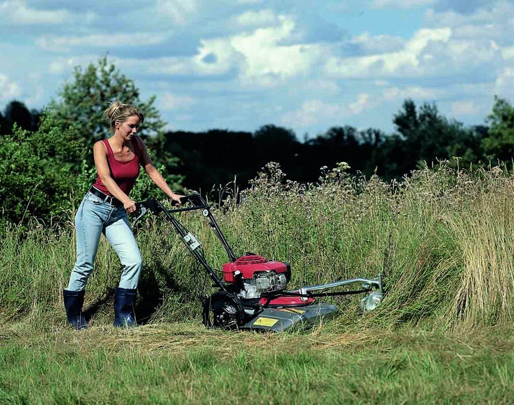 Frau mäht hohes Gras mit Honda UM 616 EE2 / EBE2 Rasenmäher