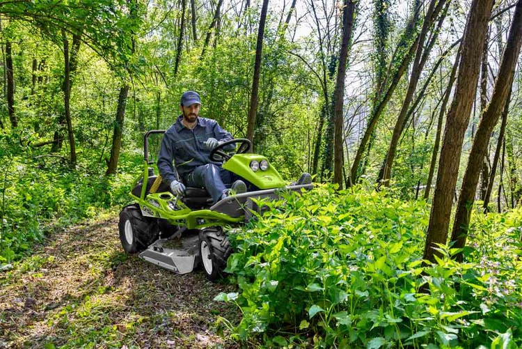 Mann bei der Arbeit im Wald mit Grillo Hochgrasmäher Climber 10.27 2 WD/4WD Allrad