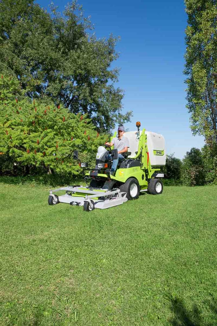 Grillo FD 2200 TS beim Rasenmähen