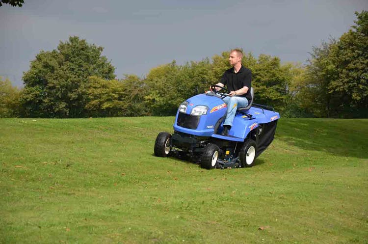 Mann fährt mit Iseki SXG 216+ Mähtraktor in Hanglage