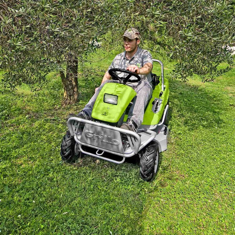 Mann in Obstgarten mit Grillo Hochgrasmäher Climber 7.15