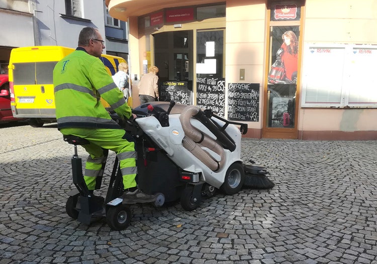 Mann sitzt auf TSM Itala 135 Kehrmaschine