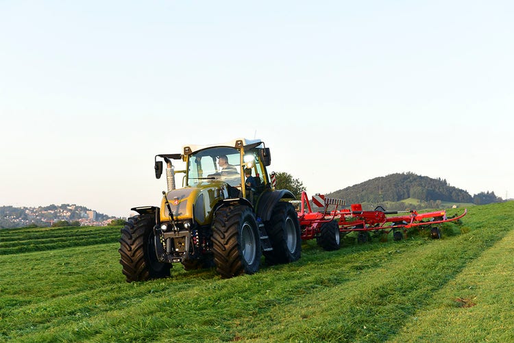 Rigitrac SKH 75/150 Traktor beim Heuwenden