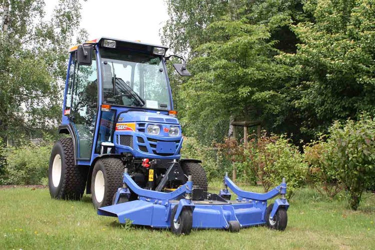 Iseki TM 3207 AL Traktor beim Rasenmähen