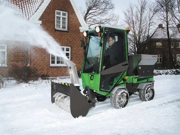 Egholm ParkRanger 2150 mit diversen Anbaugeräten im Winterdienst