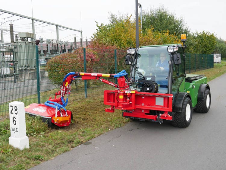 Multihog MX / MXC Geräteträger mit diversen Anbaugeräten beim Mähen