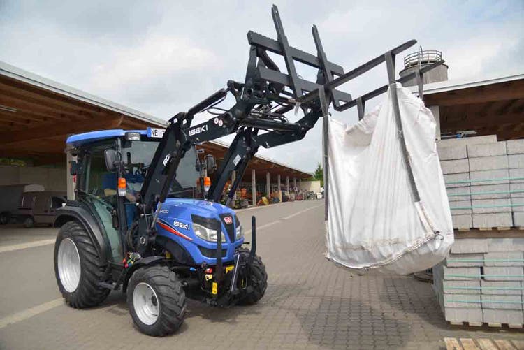 Iseki TG 6000 Traktor hebt einen Sack
