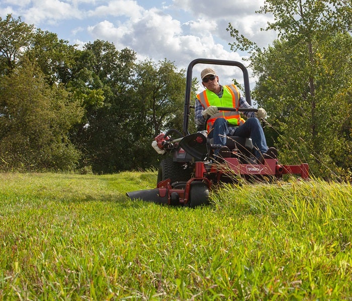 Mann mäht mit Toro Z-Master 2000 Benzin