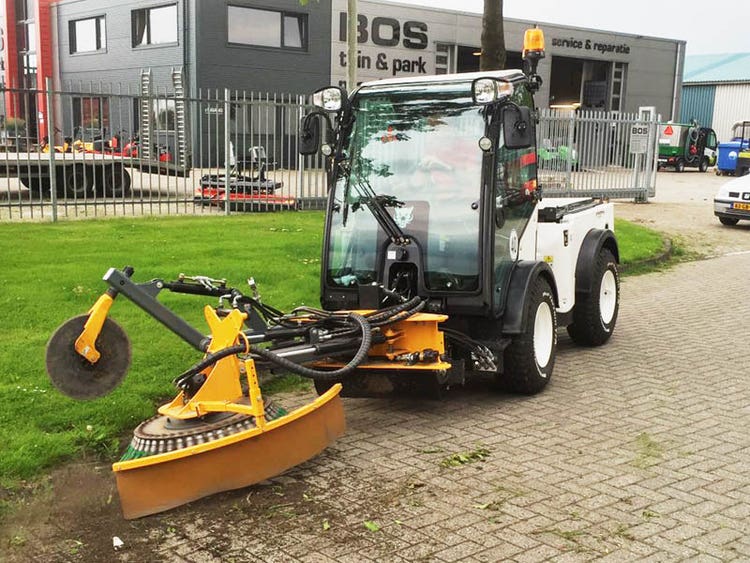 Multihog MX / MXC Geräteträger mit diversen Anbaugeräten