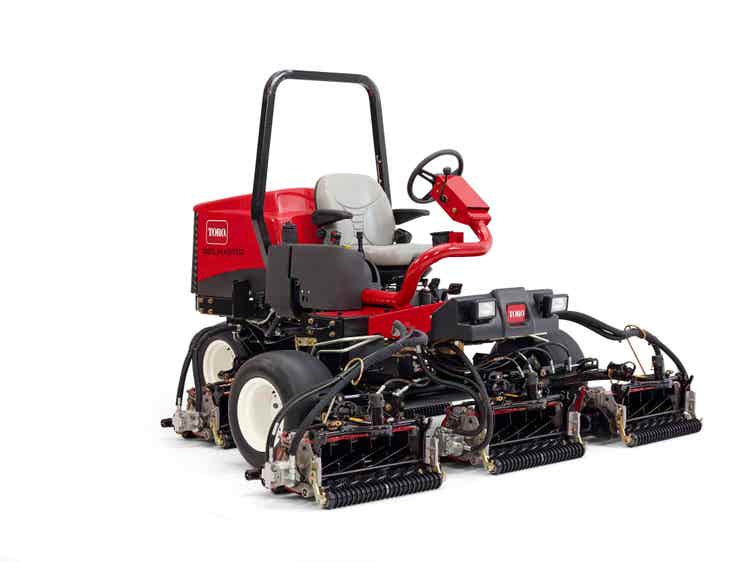 Toro Reelmaster 3575-D von vorne rechts bei EDER-Kommunal Golfplatztechnik