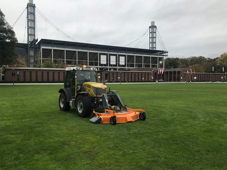 Rigitrac SKH 75/150 Traktor mit Anbaugerät auf Grünfläche
