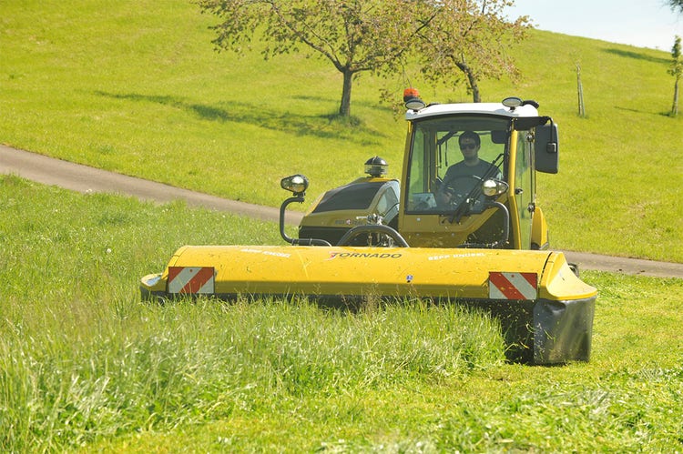Rigitrac SKH 60 Traktor beim Mähen
